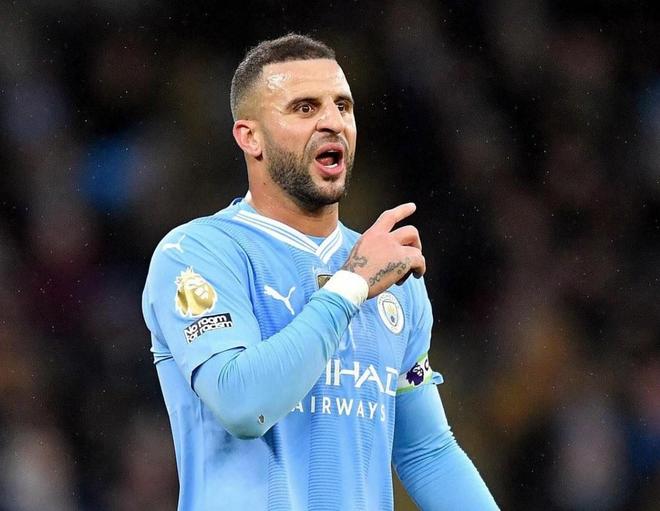 达成尤文生涯200场里程碑，洛卡特利获赠纪念球衣（洛卡特利迎来尤文生涯第200场里程碑，获赠纪念球衣）