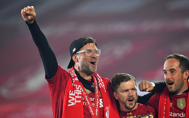 东体：特维斯在申花时训练都由自己决定，波耶特控制不了球队