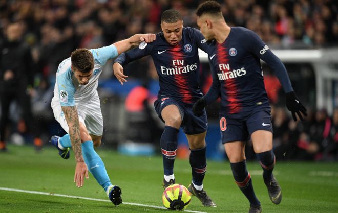 回应主场球迷嘘声，维尼修斯离场时称“他们是花钱来看我的”（面对主场嘘声，维尼修斯退场时回击：他们花钱来看的就是我）