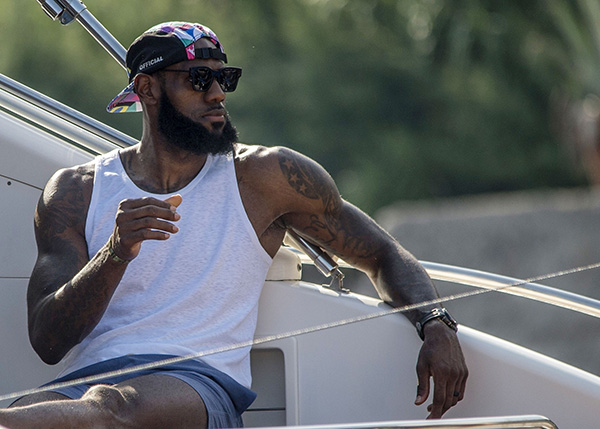 福布斯穿7号替补登场，是马丁内斯执教后第14位完成首秀球员（福布斯身穿7号替补出场，成为马丁内斯执教后第14位完成首秀的球员）