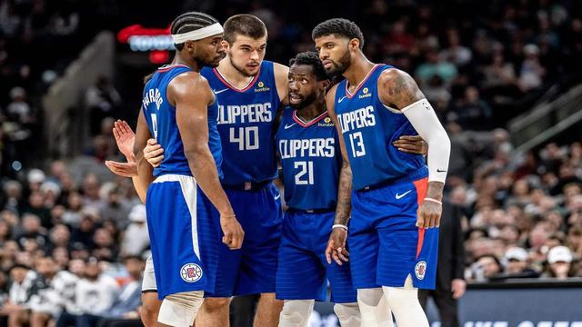 传记作者：莱万年少时常因身材自卑；他与渣叔的关系起初不好（传记作者称：莱万少年常为身材自卑，初期与克洛普关系紧张）